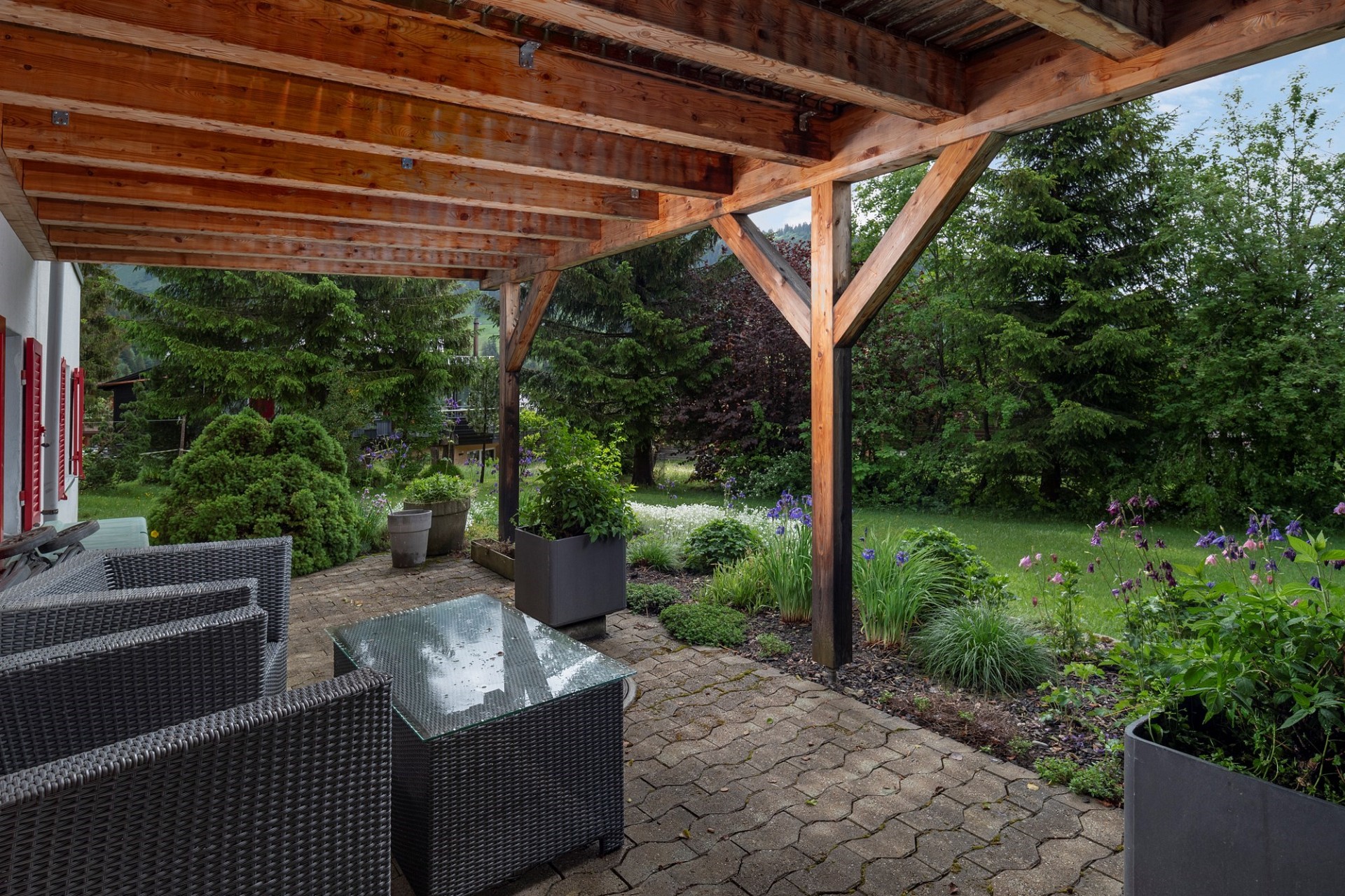 Überdachte Terrasse mit Gartenblick