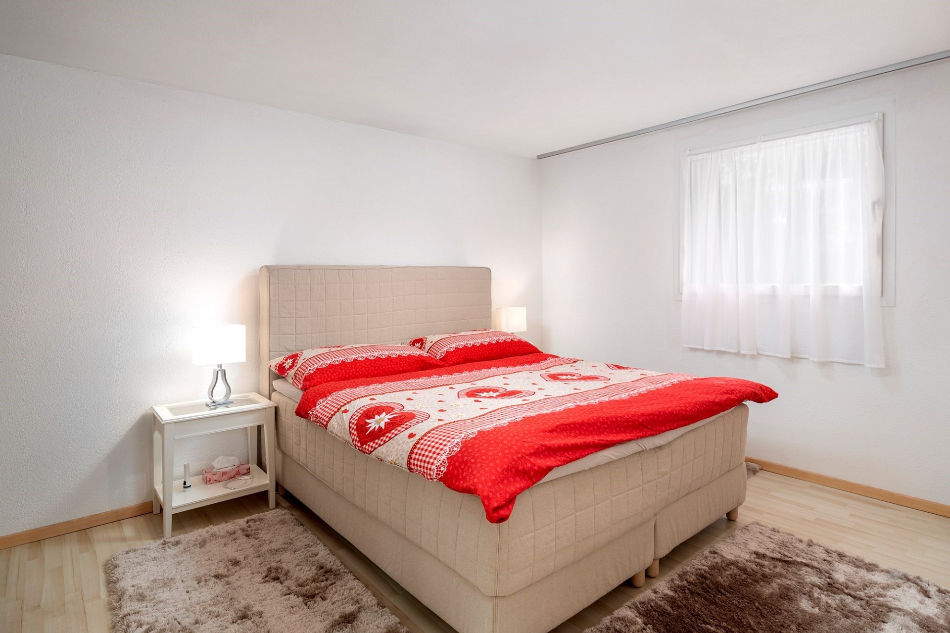 Helles Schlafzimmer mit Doppelbett