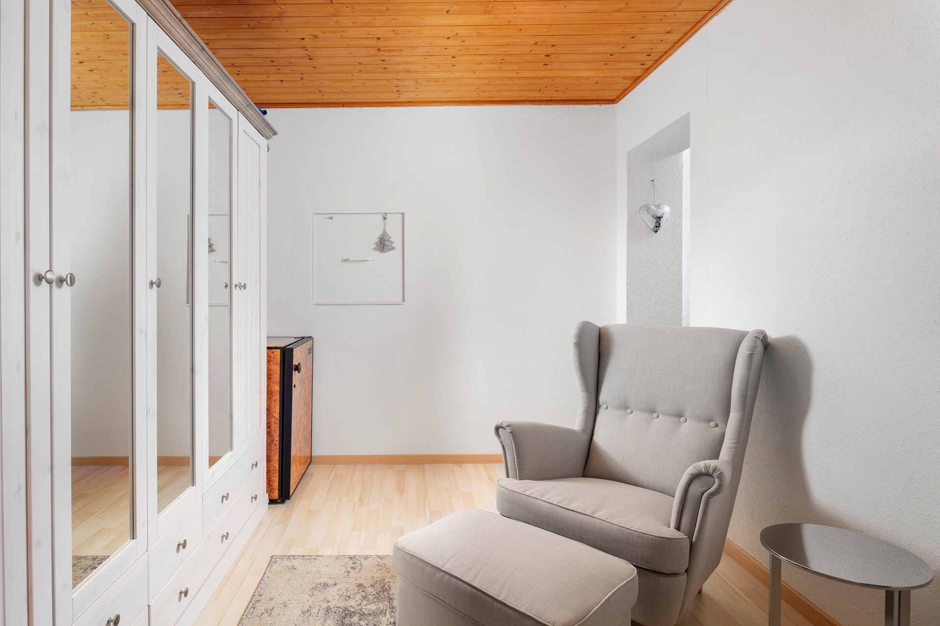 Helles Ankleidezimmer mit Sessel