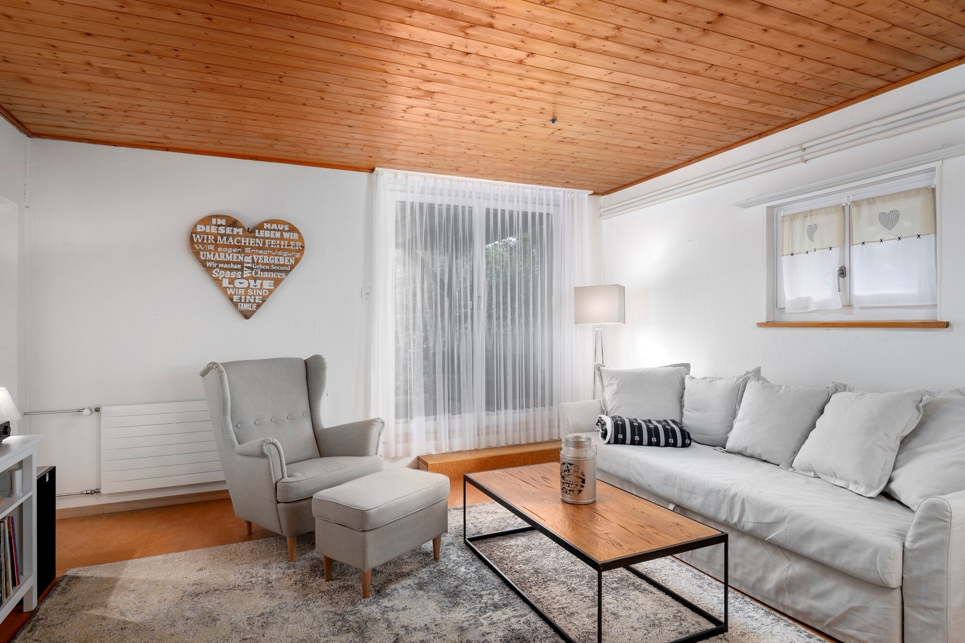 Helles Wohnzimmer mit Holzdecke