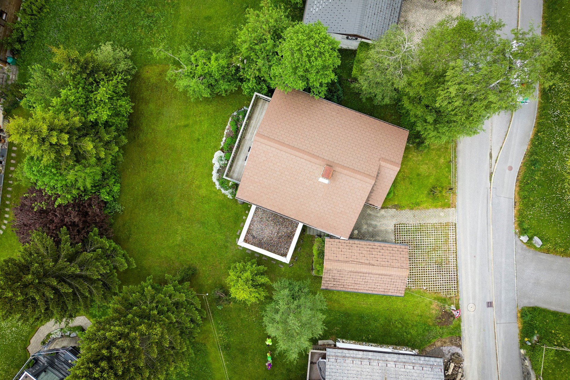 Luftaufnahme eines Wohnhauses mit großem Garten