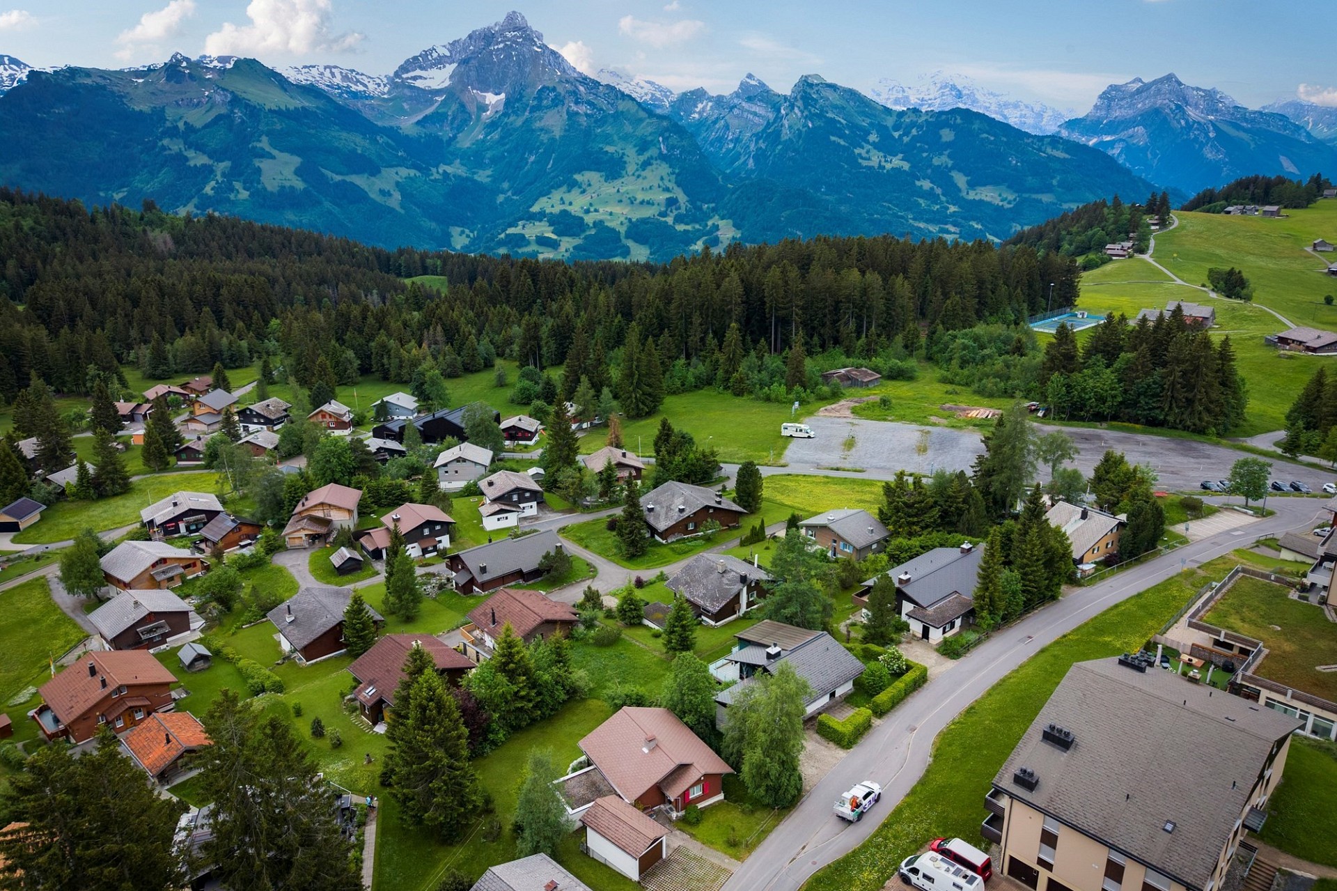 Luftaufnahme eines alpinen Dorfes