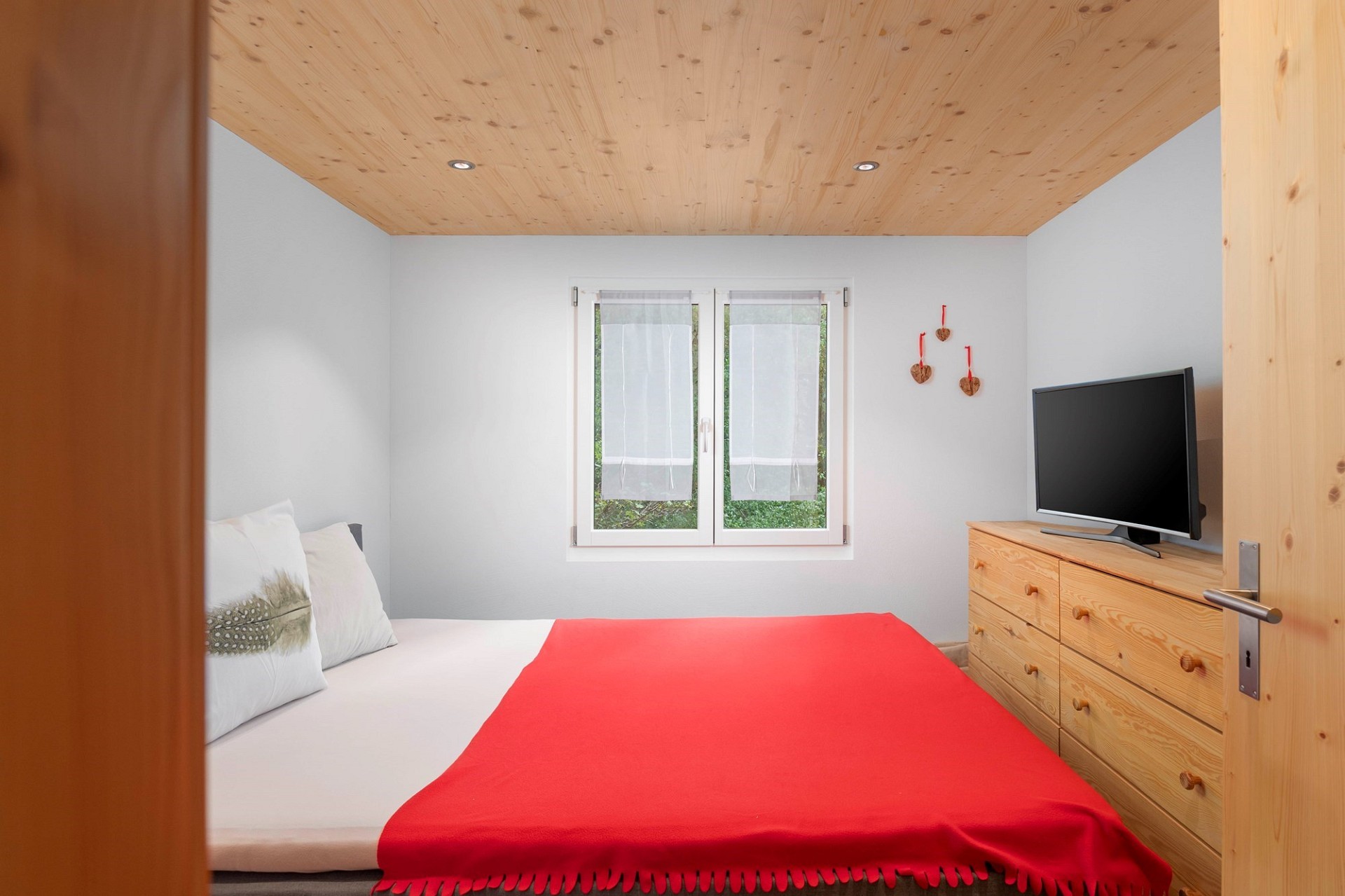 Helles Schlafzimmer mit Holzdecke