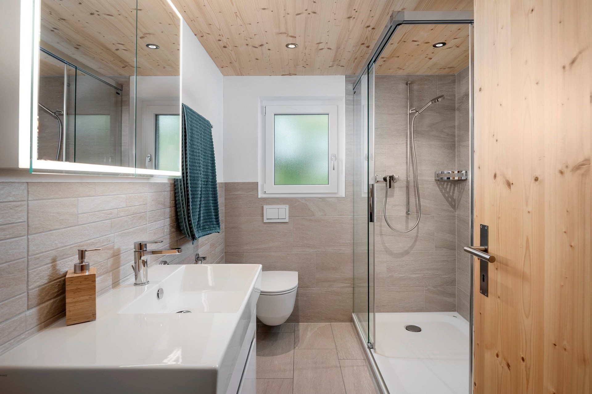 Modernes Badezimmer mit Glasdusche und Holzdecke