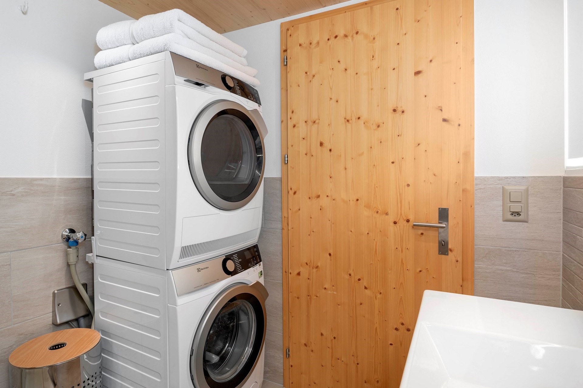 Waschkeller mit Trockner und Holztür