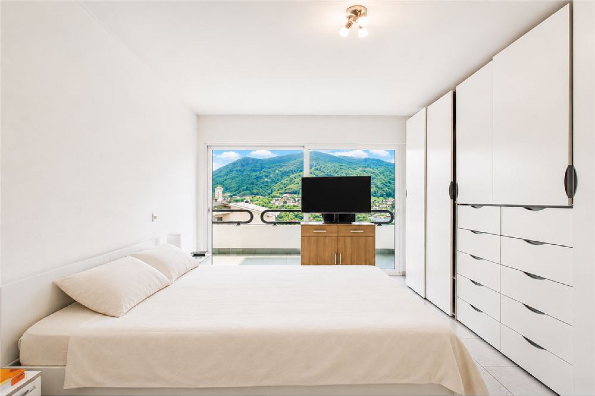 Helles Schlafzimmer mit Bergblick