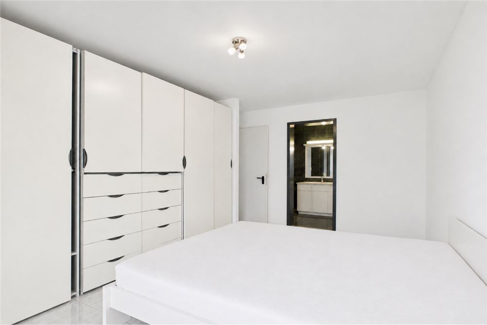 Helles Schlafzimmer mit Einbauschränken