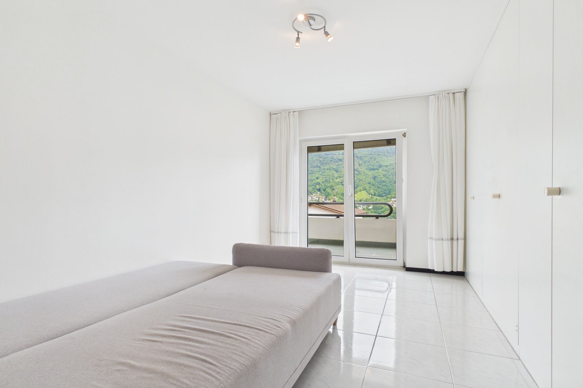 Helles Schlafzimmer mit Balkonblick