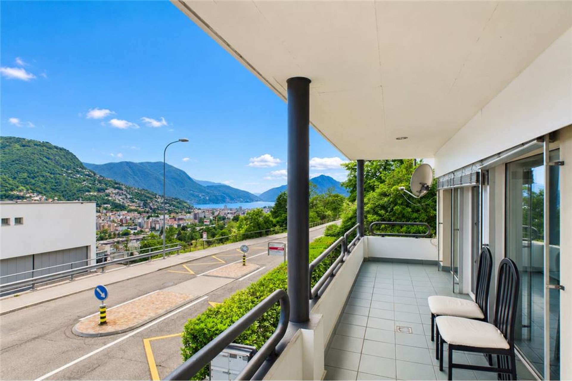 Balkon mit Berg- und Seeblick