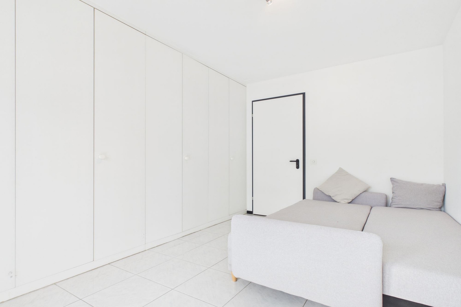 Minimalistisches Schlafzimmer mit Einbauschrank