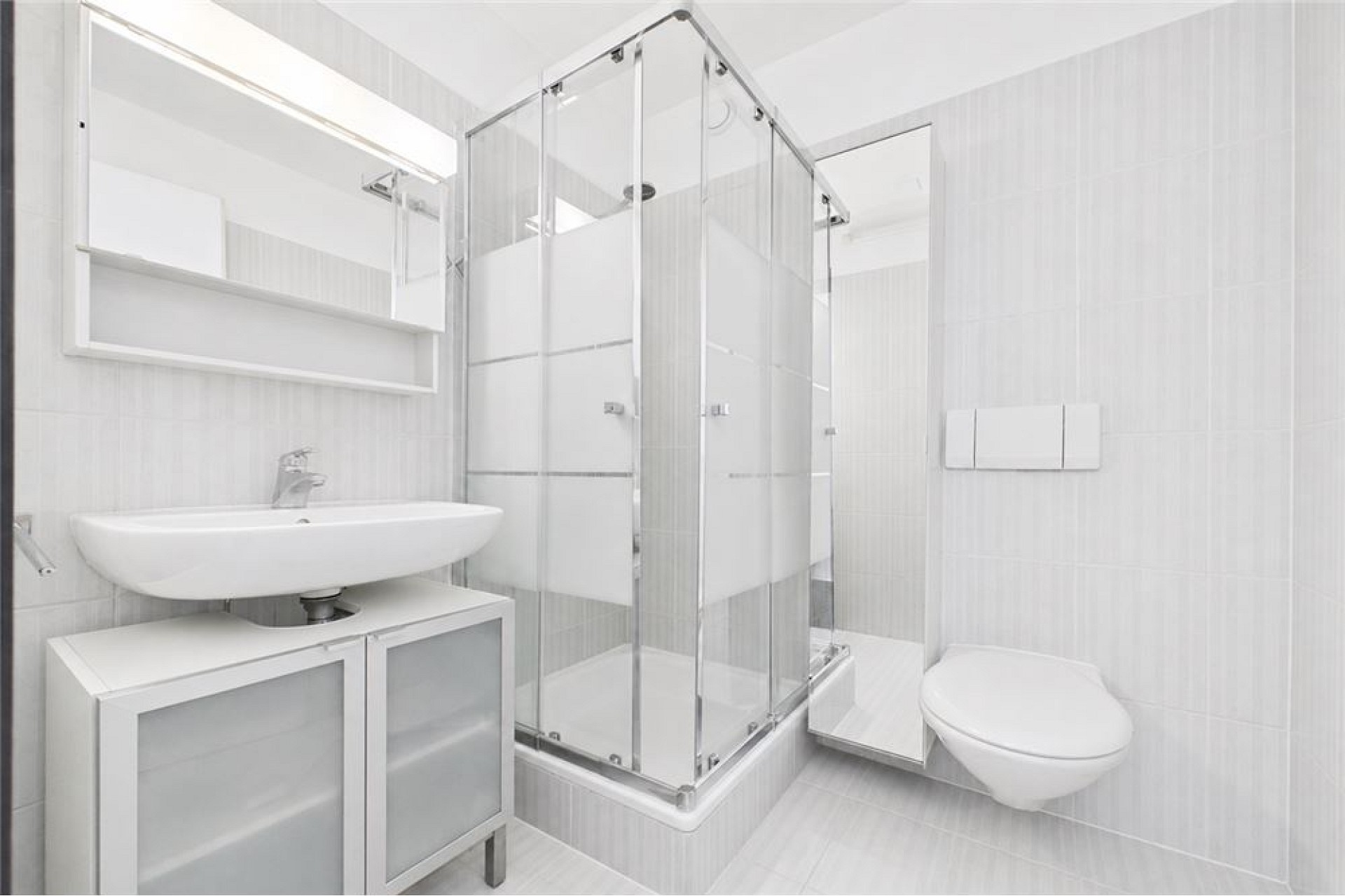Modernes Bad mit Dusche und WC