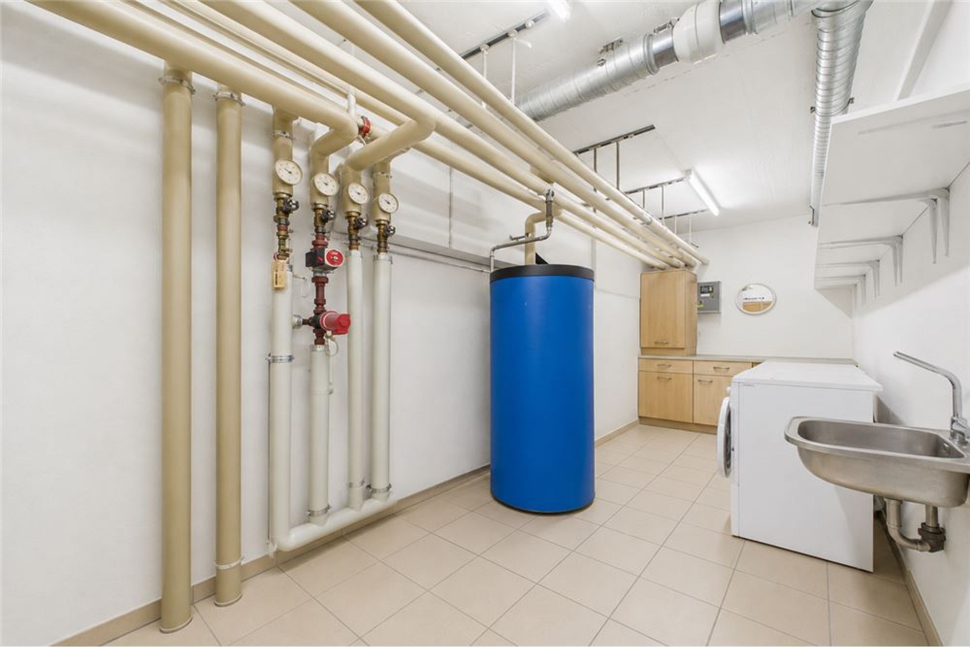 Technikraum mit Leitungen und Speicher