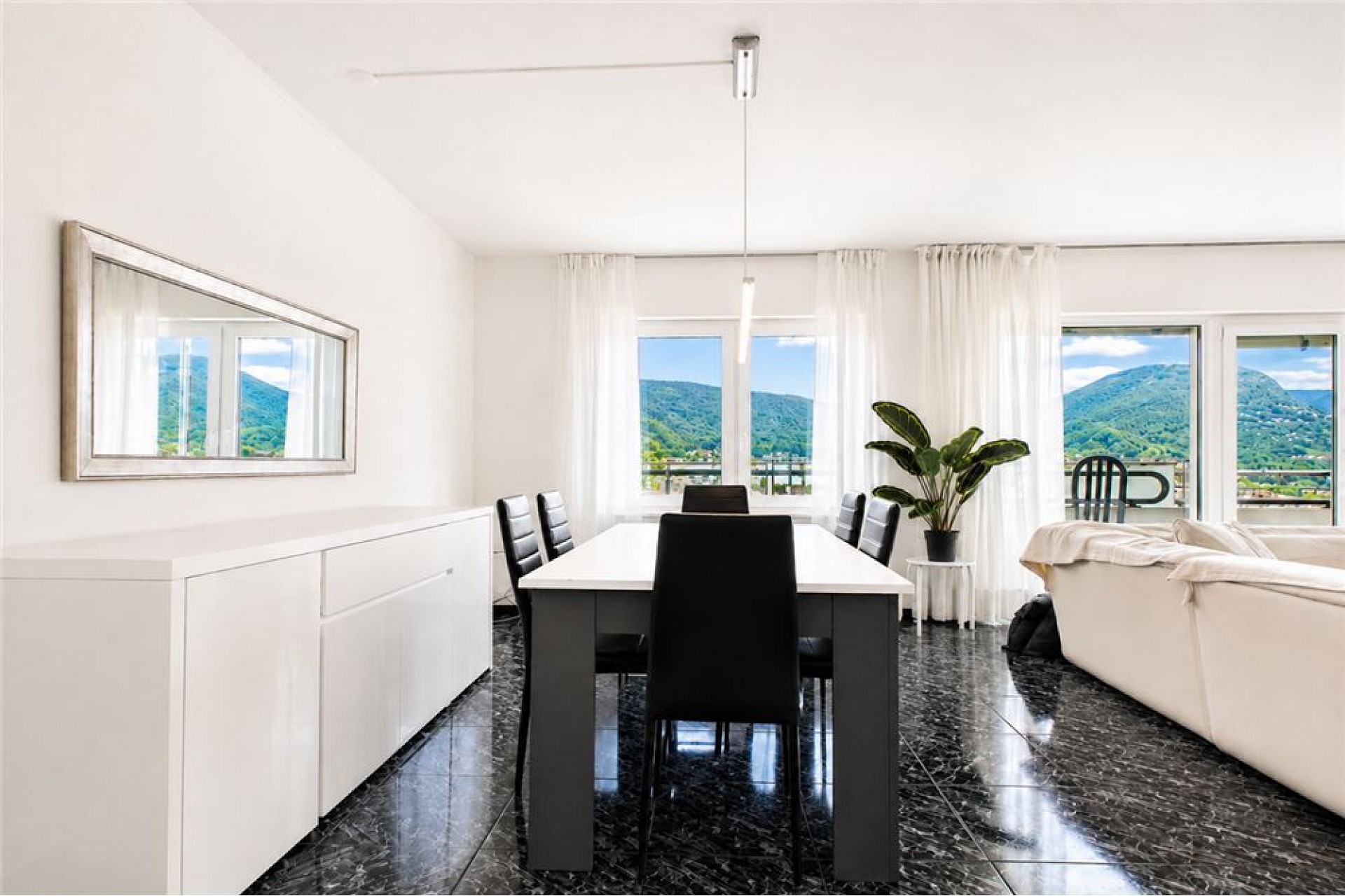 Heller Wohn- und Essbereich mit Bergblick