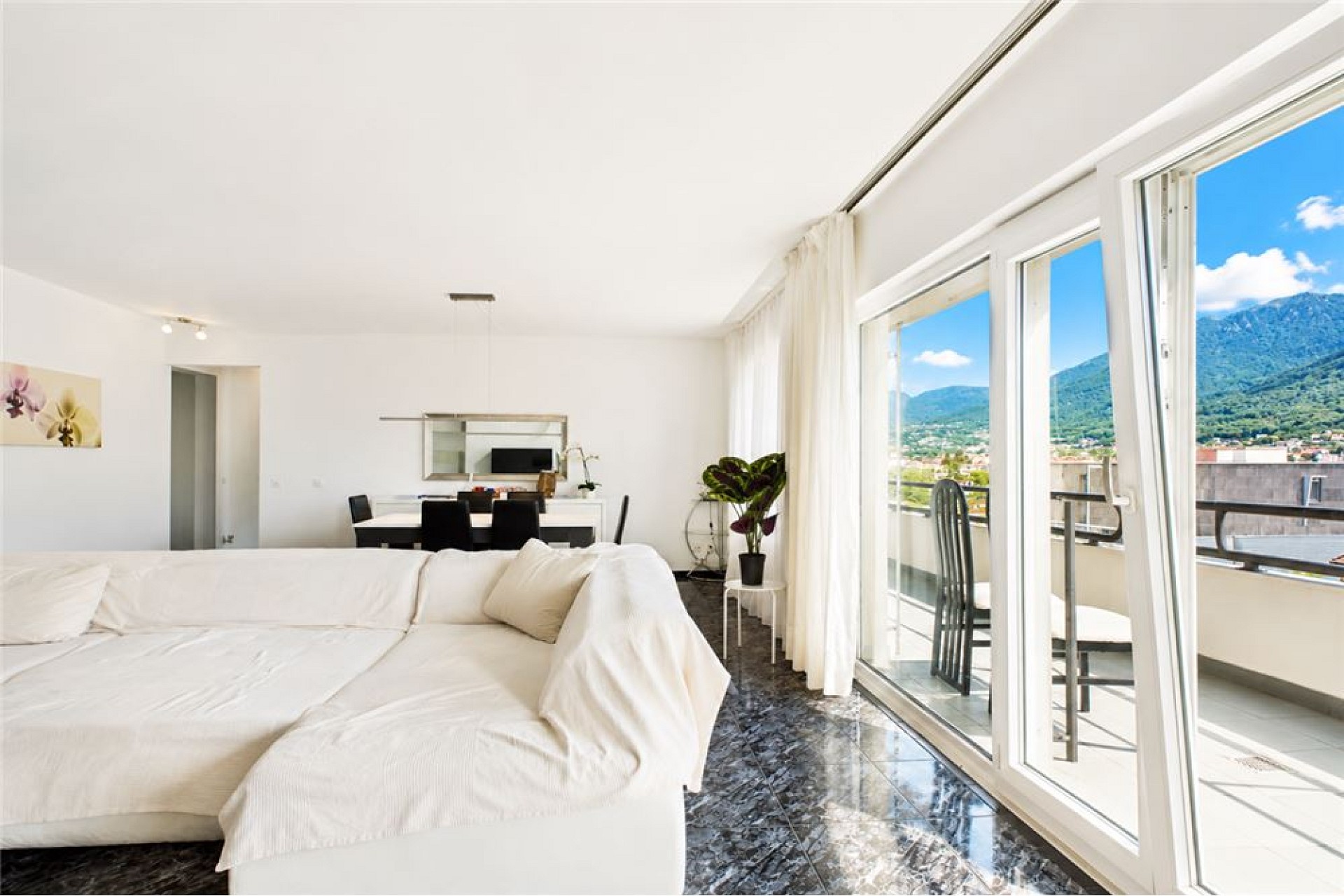 Helles Schlafzimmer mit Balkon und Bergblick