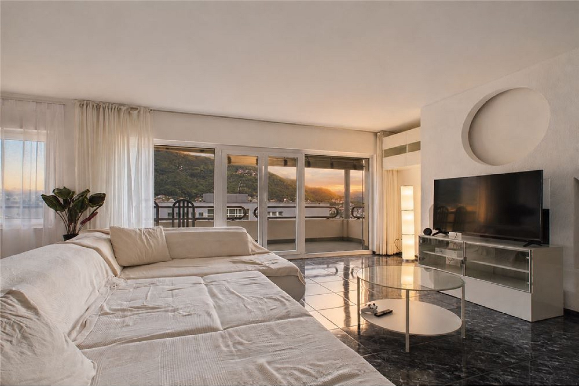 Helles Wohn-/Schlafzimmer mit Balkonblick