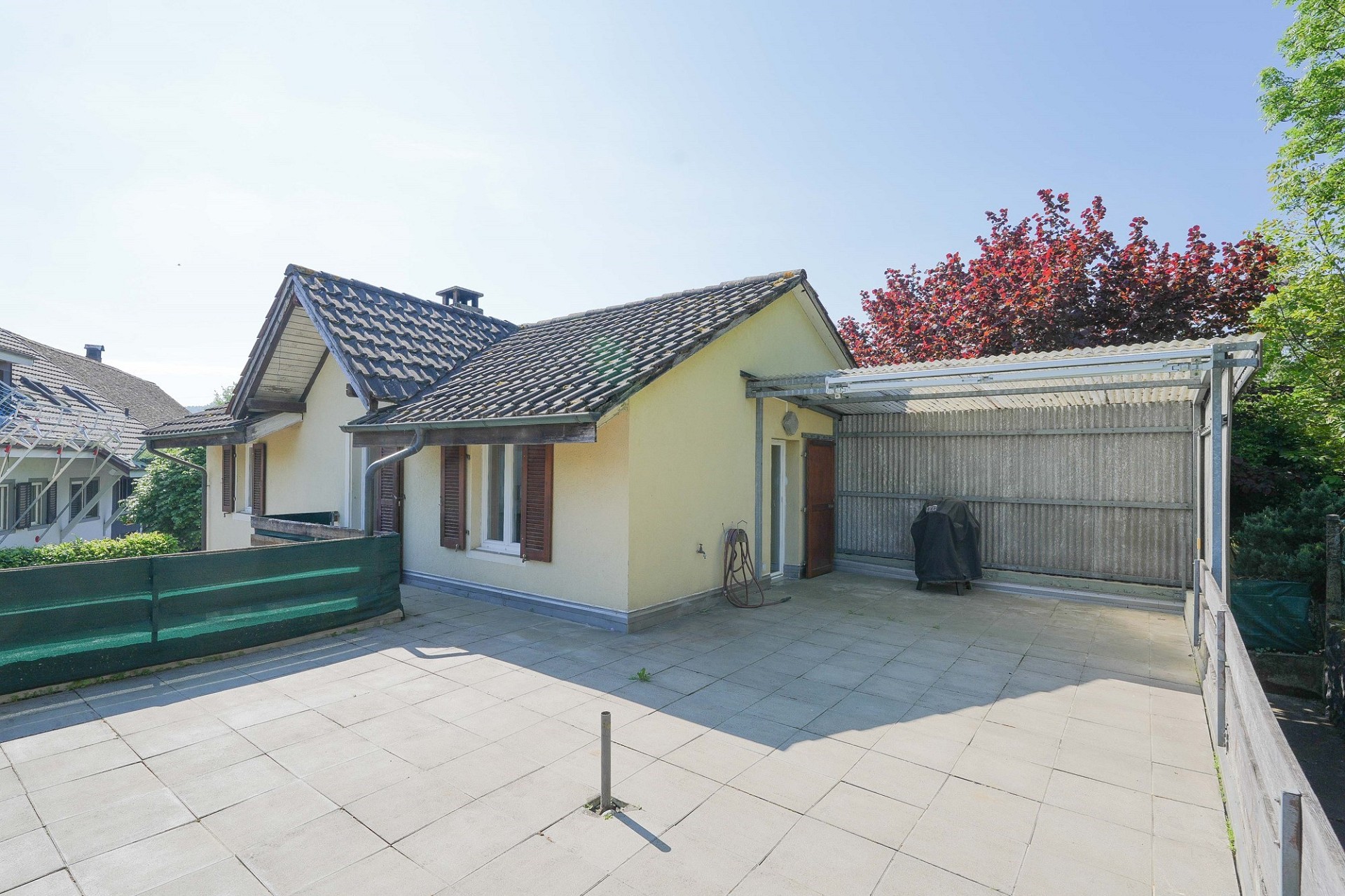 Haus mit Terrasse und Carport