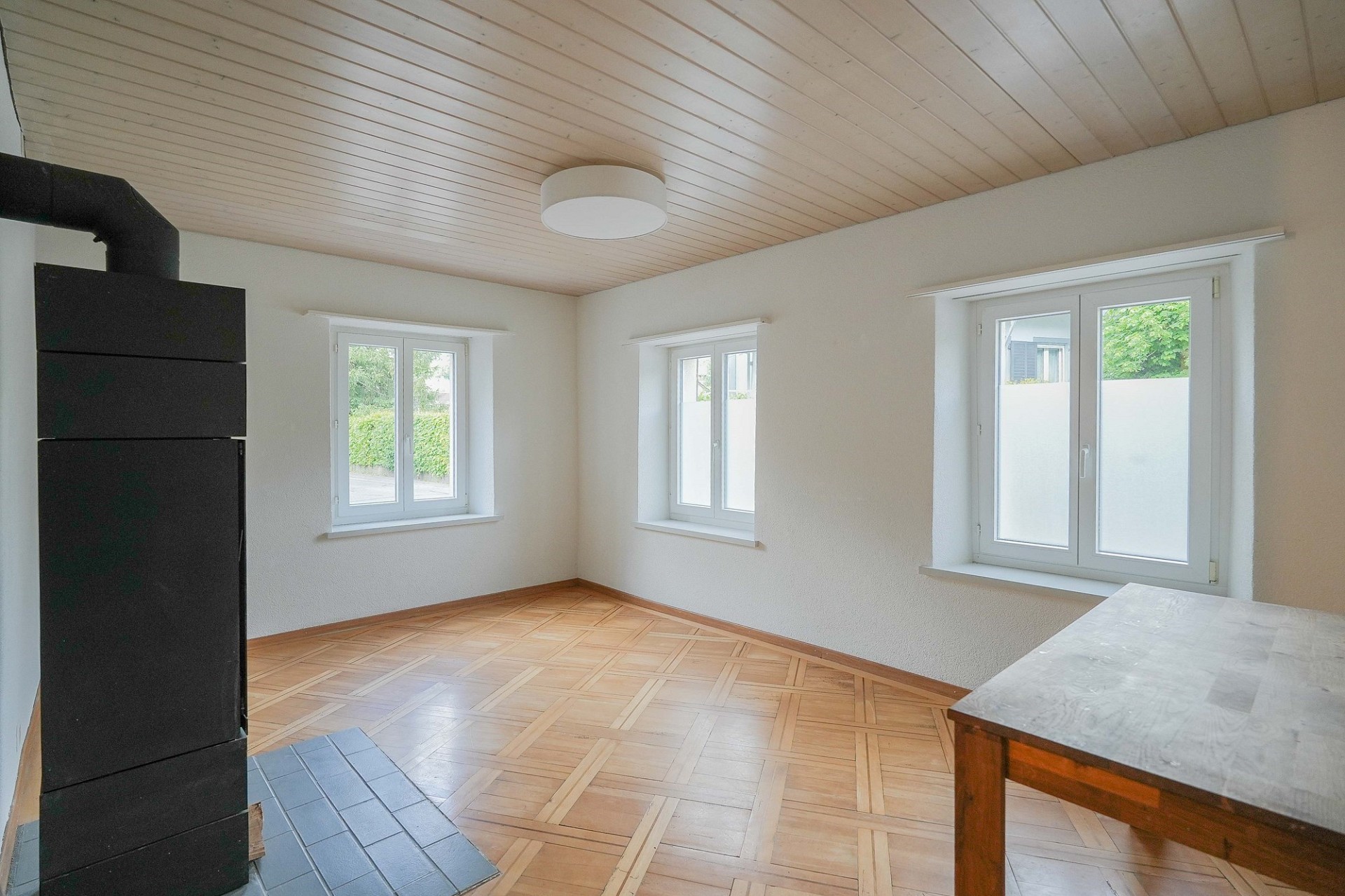 Heller Raum mit Holzdecke und Kamin