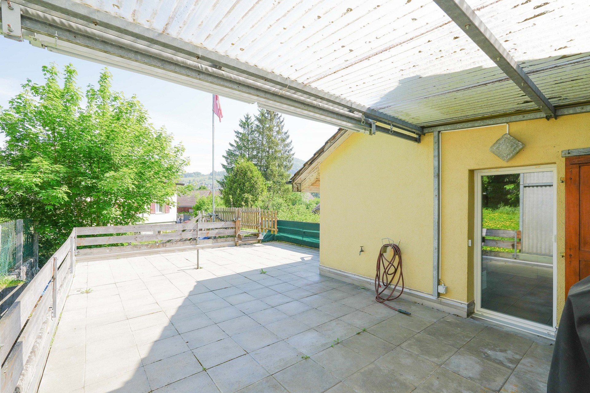 Überdachte Terrasse mit Blick ins Grüne