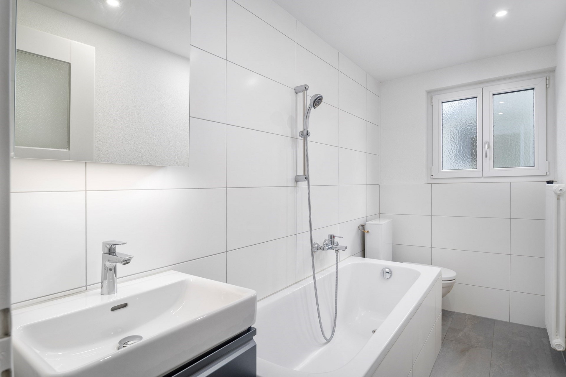 Modernes Badezimmer mit Badewanne und Doppelwaschbecken