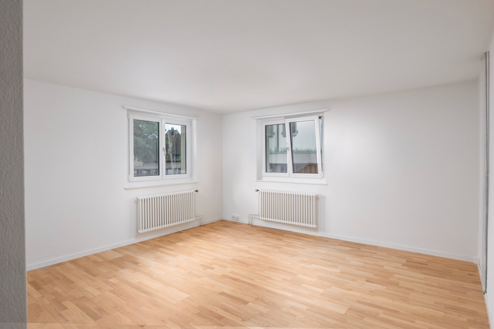 Heller leerer Wohnraum mit zwei Fenstern