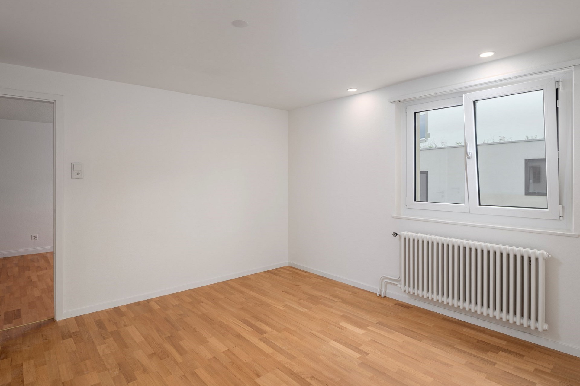 Heller leerer Raum mit Fenster und Heizkörper