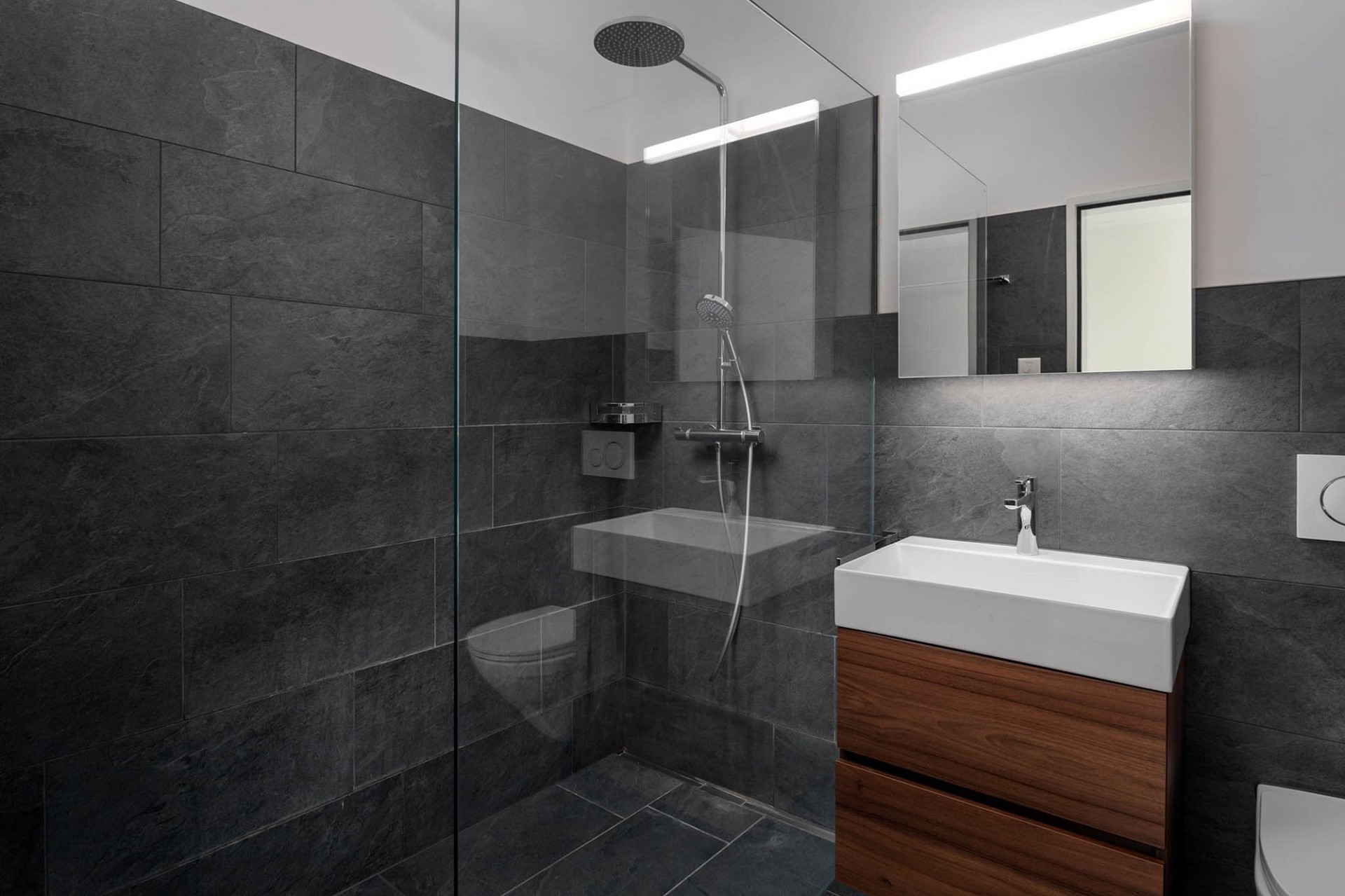 Modernes Badezimmer mit begehbarer Dusche
