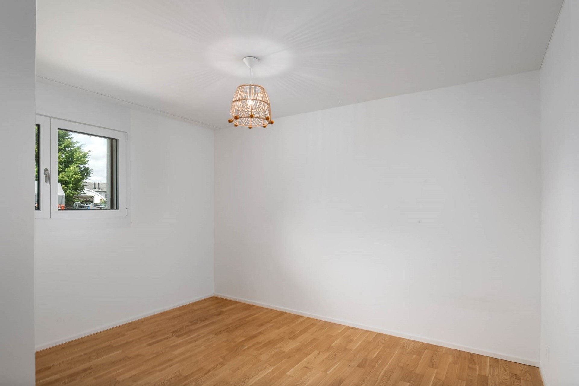 Leerer heller Raum mit Holzfußboden