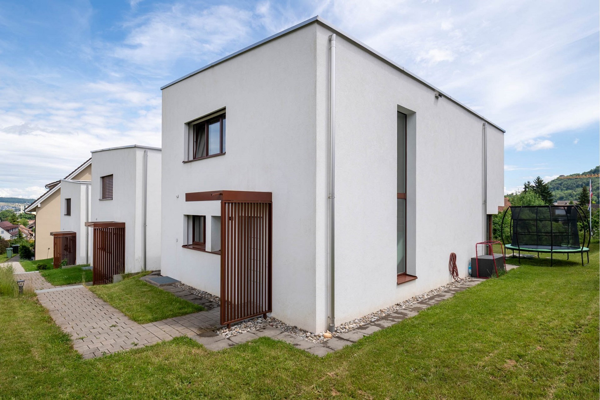 Moderne Wohnhäuser mit Garten