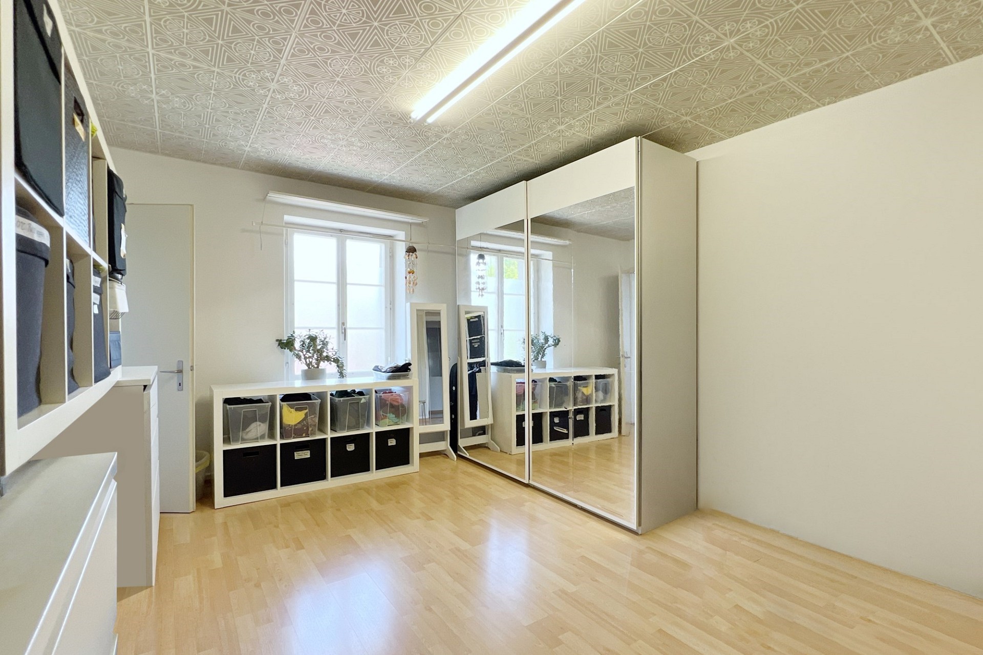 Helles Ankleidezimmer mit Spiegelkleiderschrank