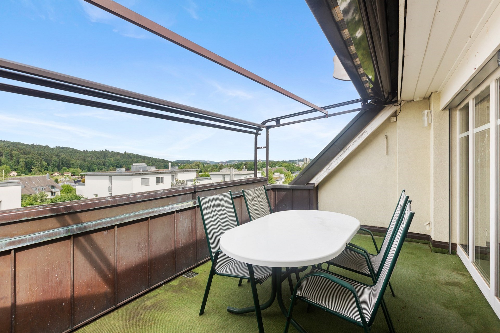 Balkon mit Sitzgruppe und Weitblick