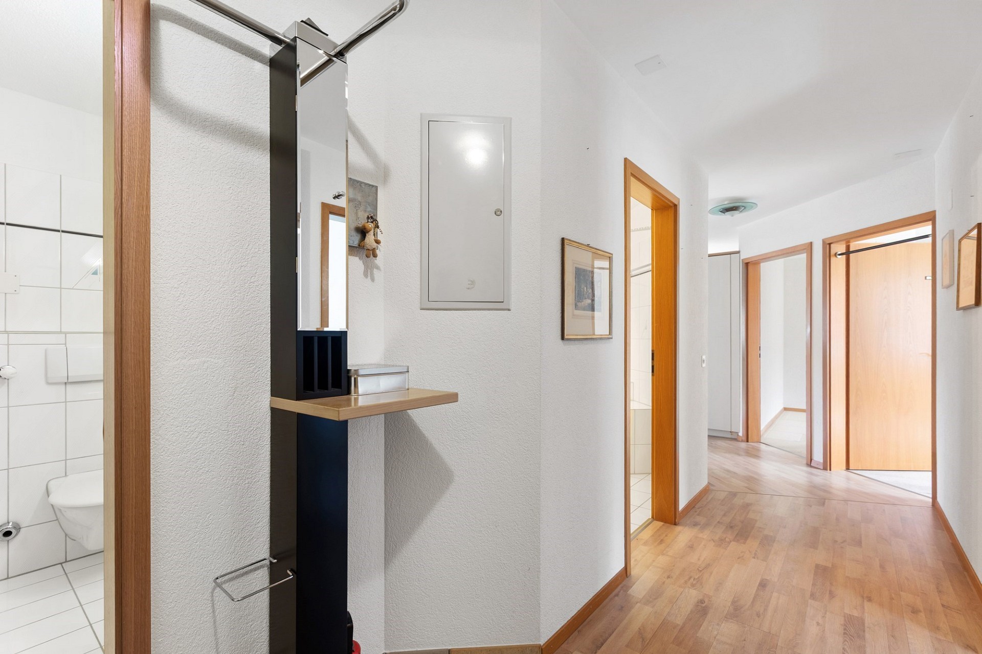 Heller Flur mit Blick auf mehrere Türen