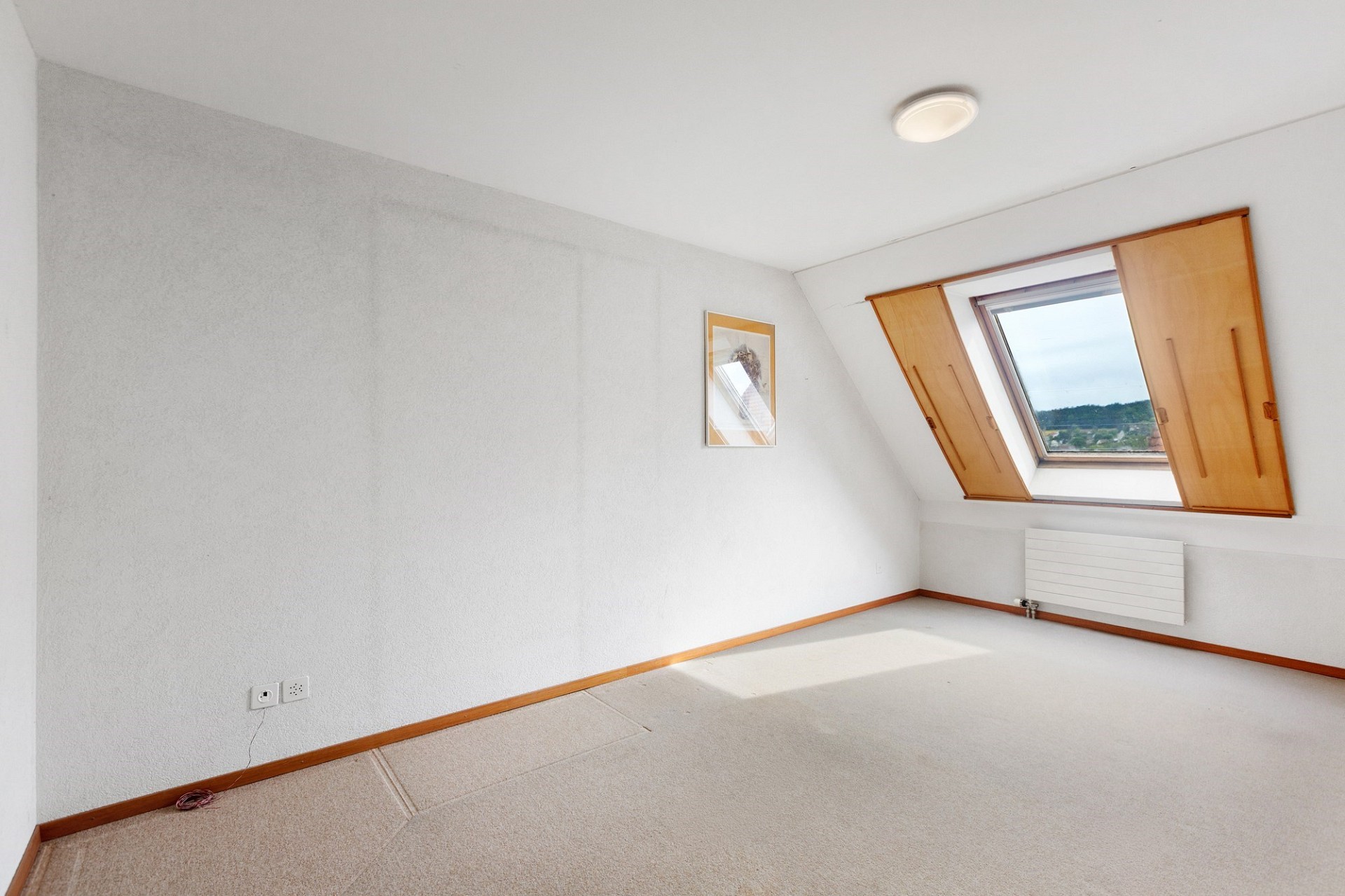 Helles Dachzimmer mit Schrägdachfenster