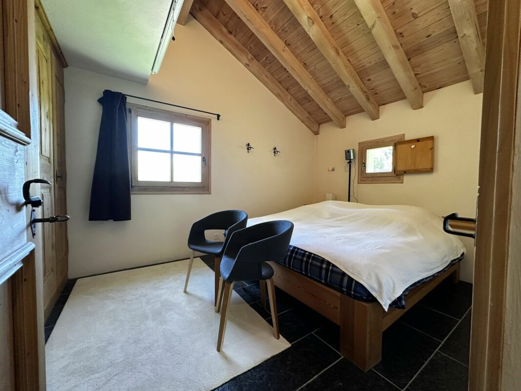 Rustikales Schlafzimmer mit Holzbalkendecke