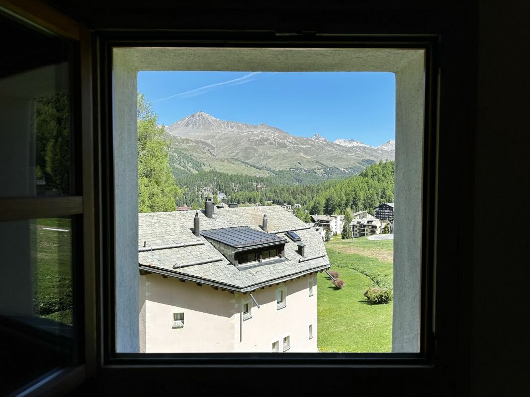 Bergblick aus einem Fenster