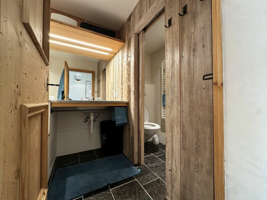 Kleines rustikales Badezimmer mit Holzakzenten