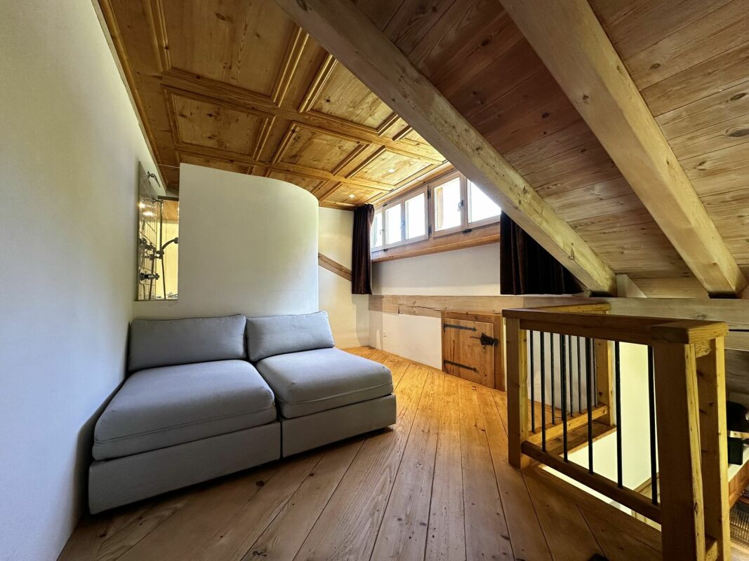 Dachgeschoss-Lounge mit Holzausstattung