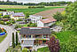 Wohnhaus mit Blick auf Garten und Straße