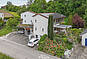Wohnhaus mit Garten und Zufahrt