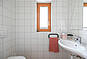 Helles Badezimmer mit Fenster und Waschbecken