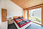 Helles Schlafzimmer mit großem Fenster