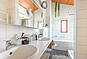 Helles, modernes Badezimmer mit Dusche