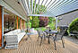 Terrasse mit Lounge- und Essbereich
