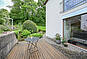 Außenbereich mit Terrasse und Wohnhaus