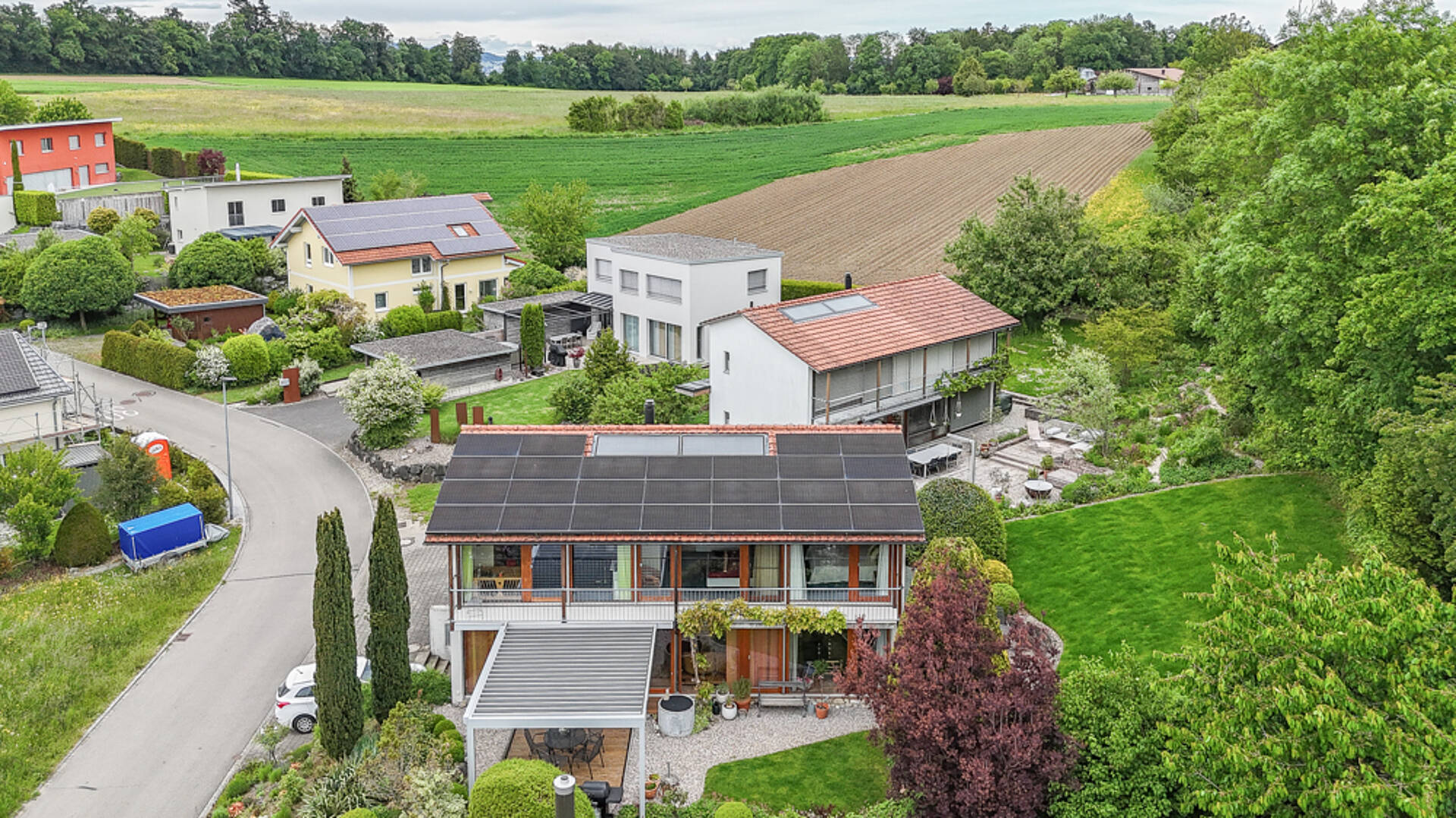 Luftaufnahme eines Wohnhauses im Grünen