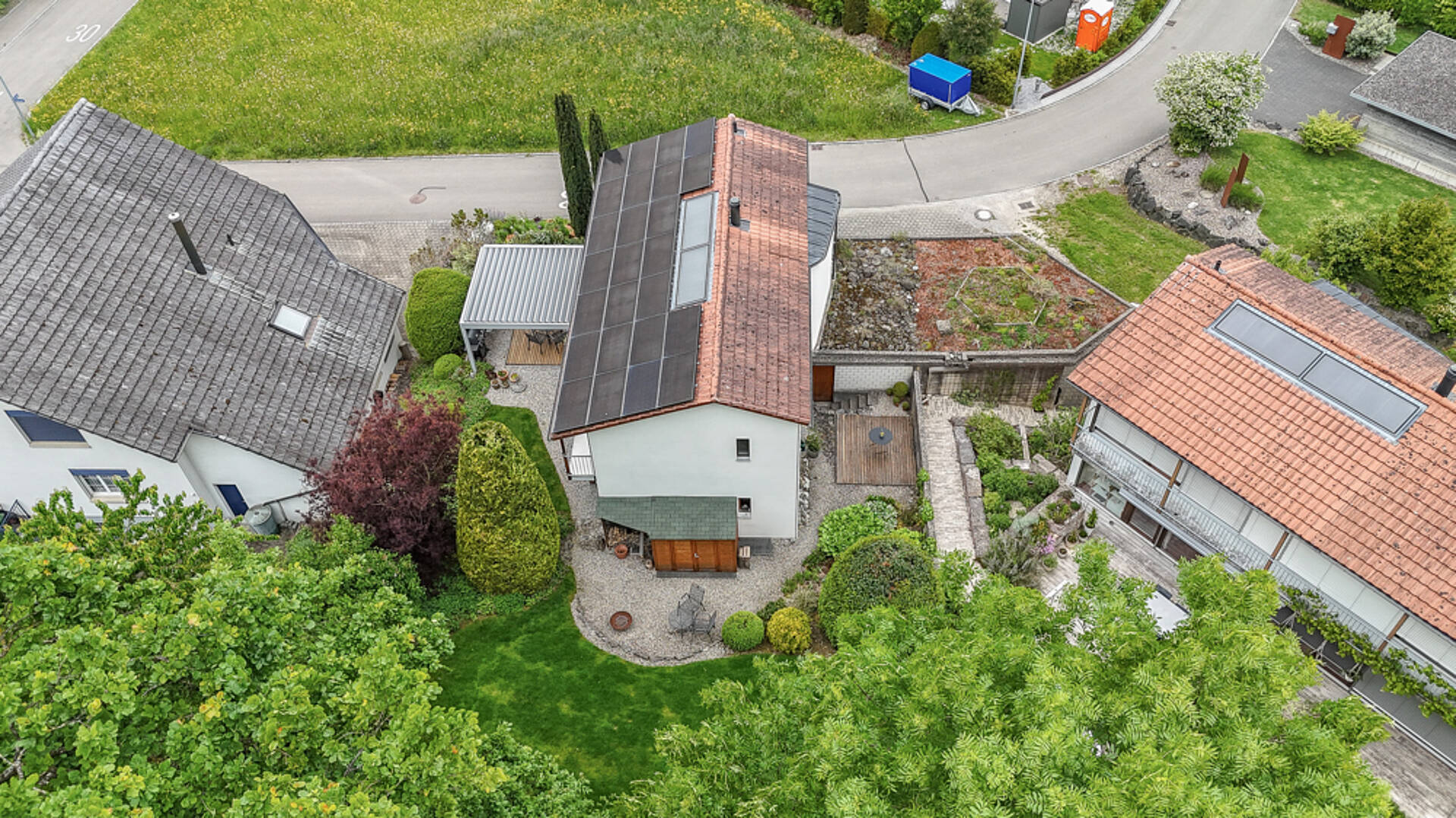 Drohnenaufnahme eines Wohnhauses mit Solardach