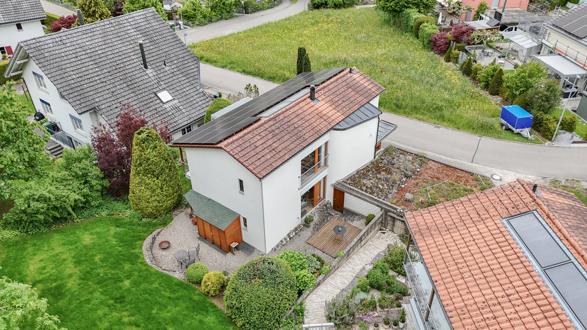 Luftaufnahme eines Wohnhauses mit Garten