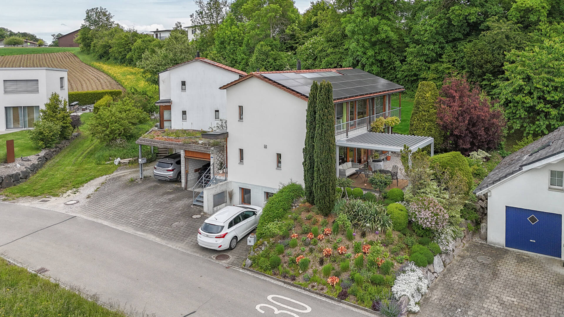 Modernes Einfamilienhaus mit Solardach und Garten