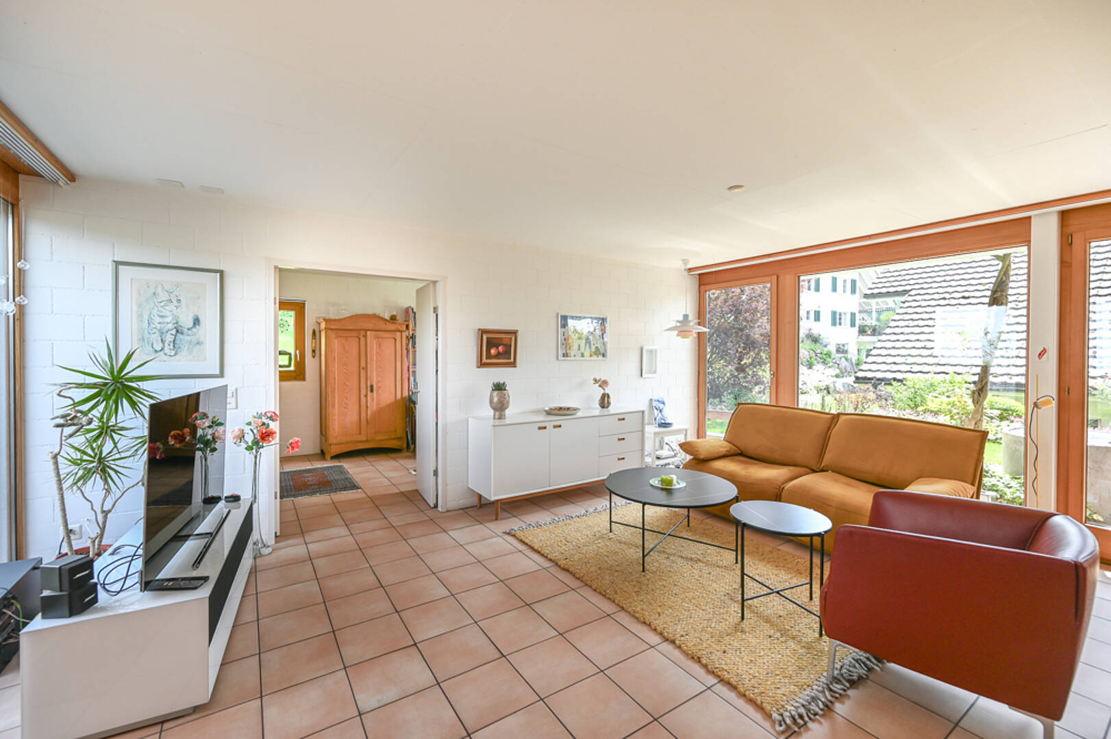 Helles Wohnzimmer mit großen Fenstern