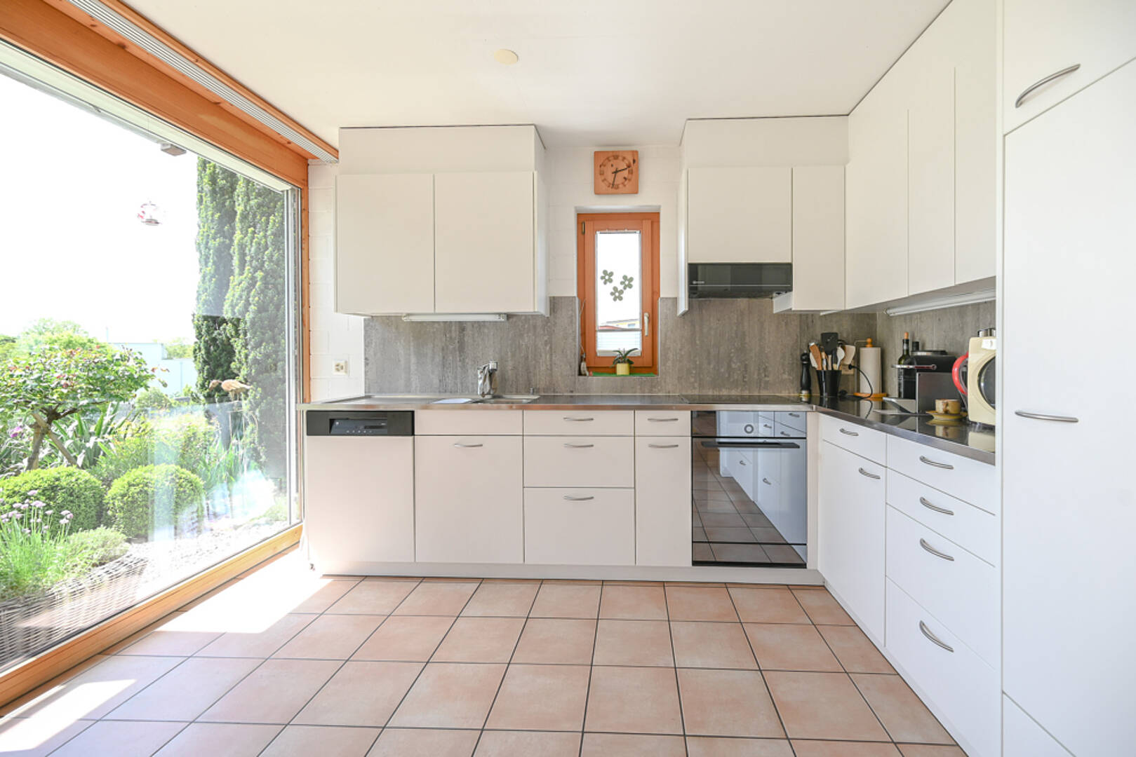 Helle, moderne Küche mit großem Gartenfenster