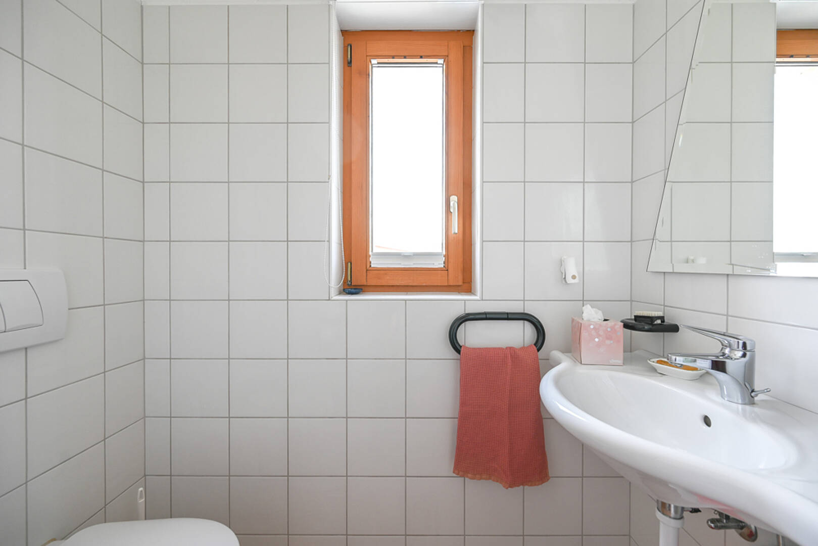 Kleines weiß gefliestes Gäste-WC mit Fenster